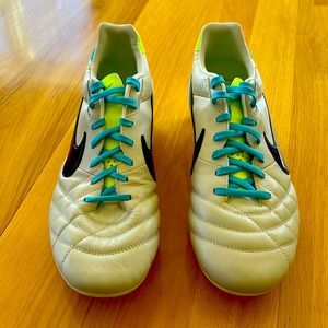 NWT Nike Tempo soccer cleats